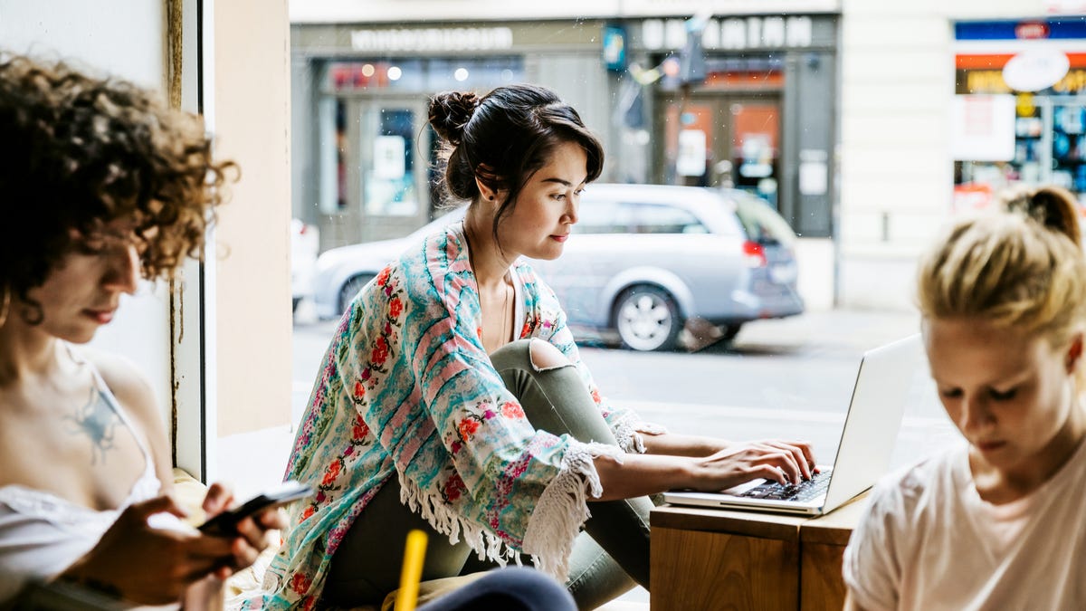 چگونه در Wi-Fi عمومی ایمن بمانیم: 5 نکته که قبل از اتصال باید بدانید