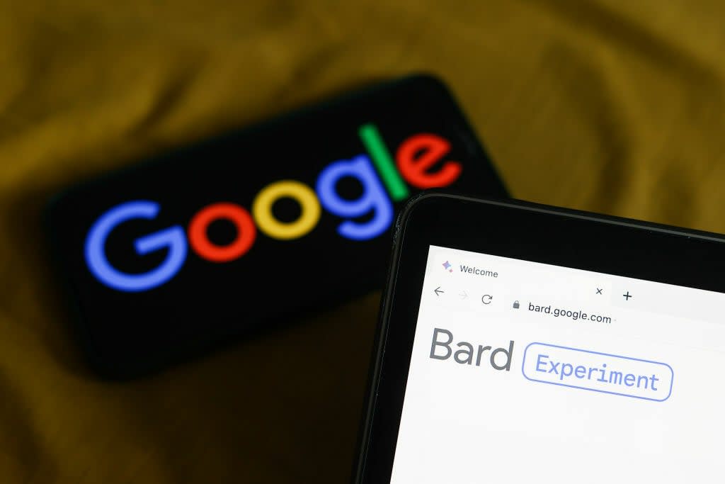 ربات چت هوش مصنوعی Bard در تلفن هوشمند در مقابل لوگوی گوگل