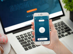 گوشی دستی با اپلیکیشن ivacy vpn