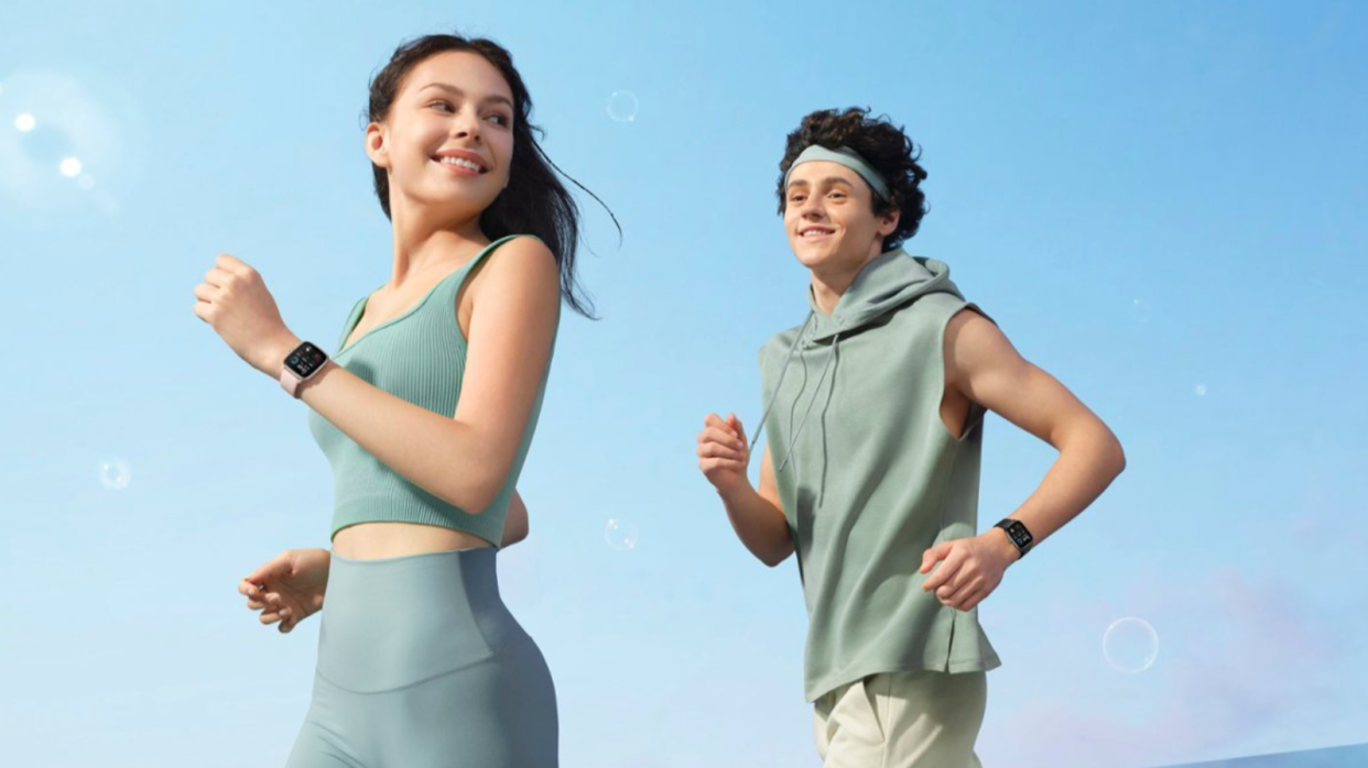 زن و مرد با لباس تمرین آبی با ساعت Amazfit