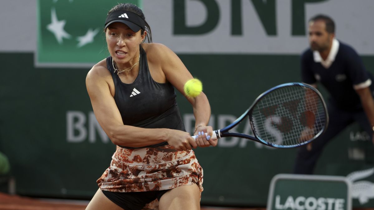 Jess Pegula plays a backhand at the French Open