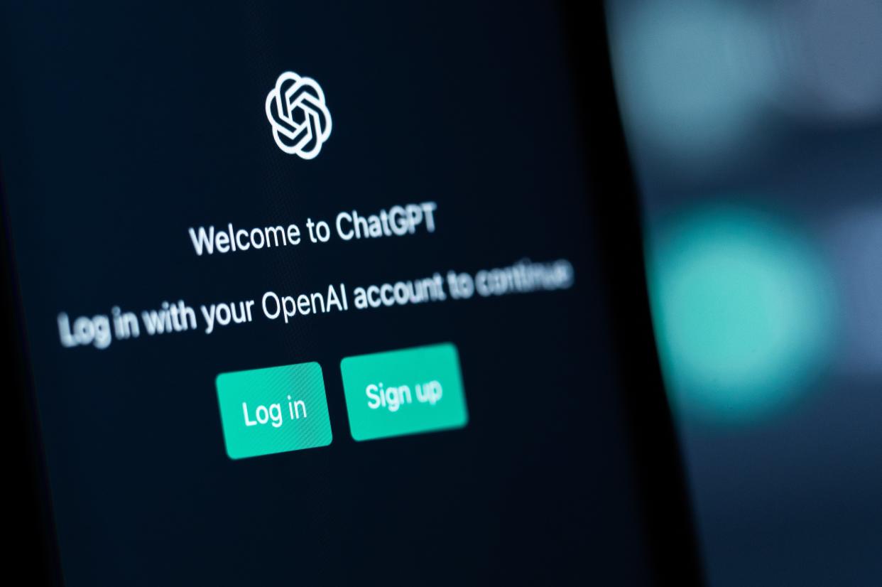 صفحه اصلی chatgpt روی صفحه کامپیوتر
