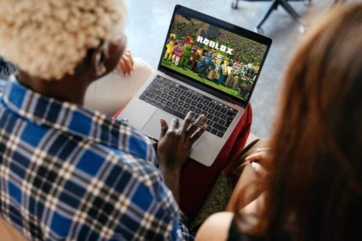 از لپ تاپ مدرسه برای بازی روبولاکس استفاده کنید
