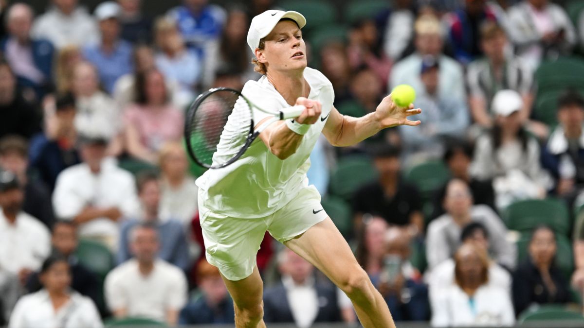 Jannik Sinner plays a forehand at Wimbledon