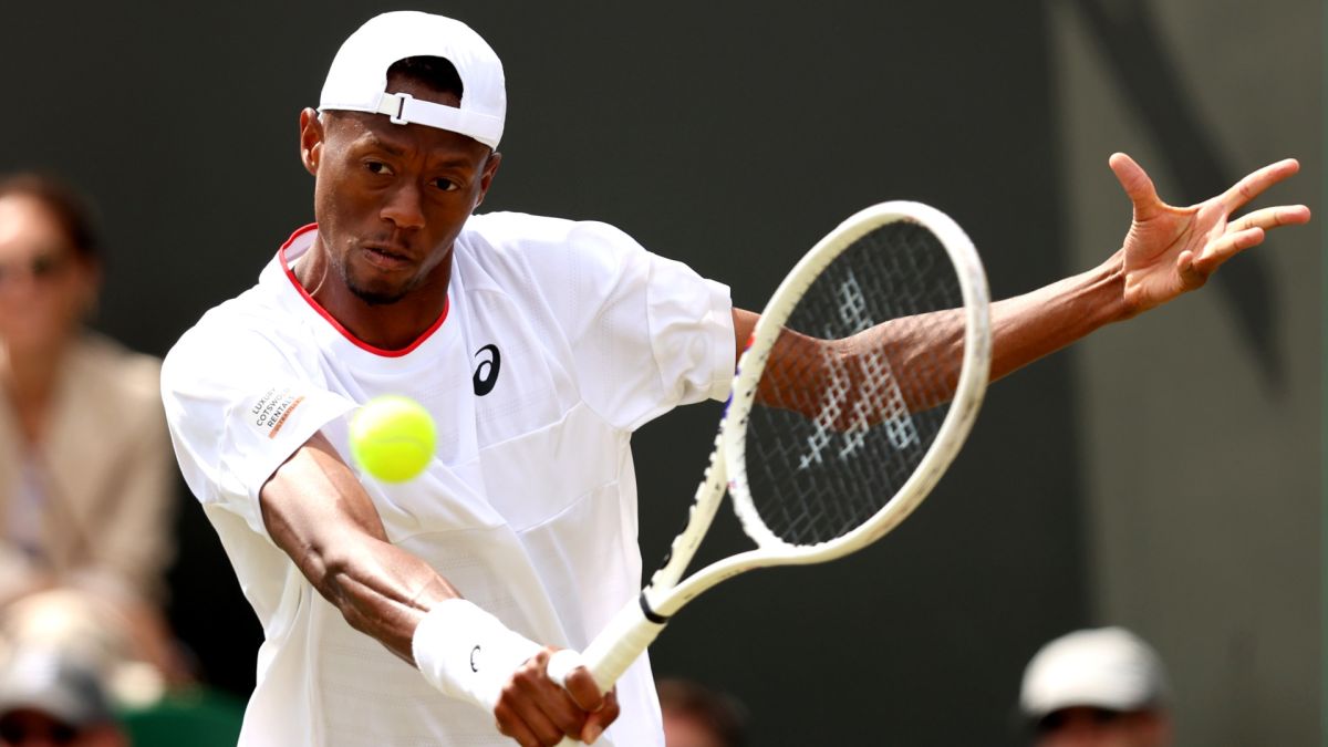 Chris Eubanks plays a backhand volley at Wimbledon