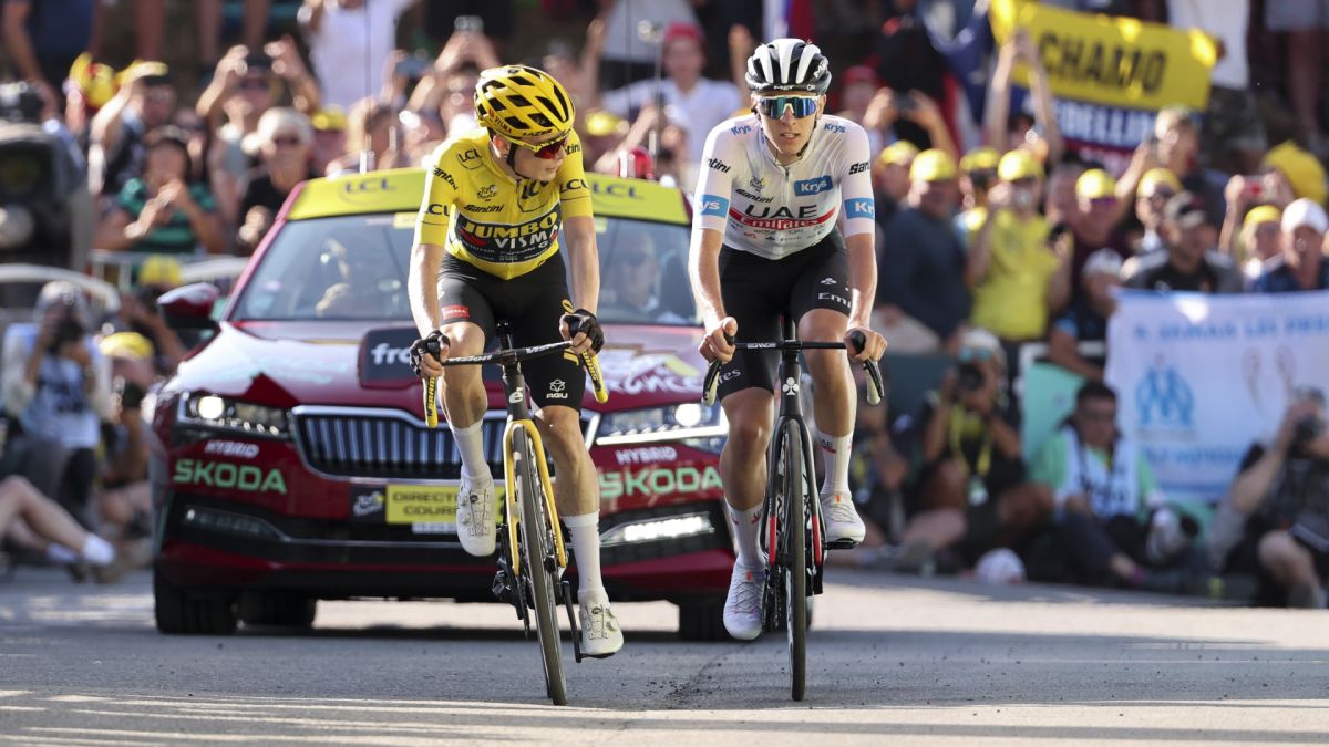 Vingegaard looks across to Pogacar on the Tour de France